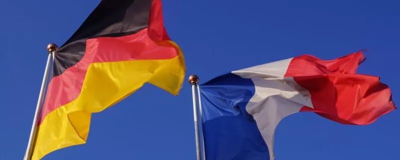 deutsche und französische Flagge im Wind