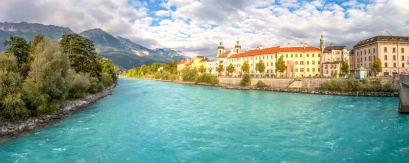 Der Inn in Innsbruck mit schöner Sonneneinstrahlung