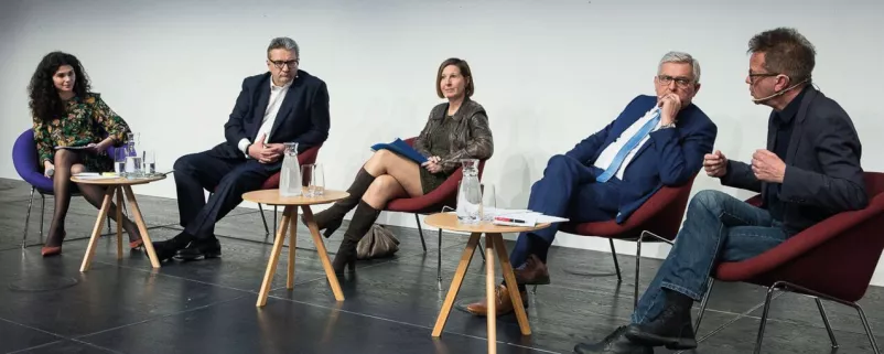 Alfred Riedl bei Diskussion