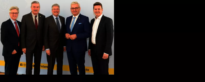 Alfred Riedl und Vertreter der Kärntner Gemeinden bei Gruppenbild