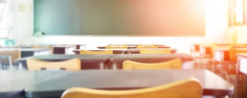 Blick in einen leeren Klassenraum