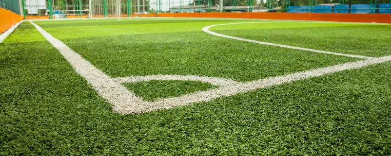 Fußballplatz mit Kunstrasen