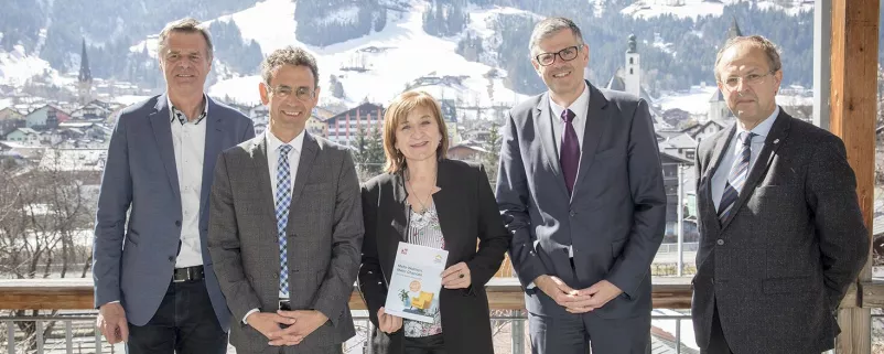Landesrätin Palfrader und andere vor Innsbrucker Alpen