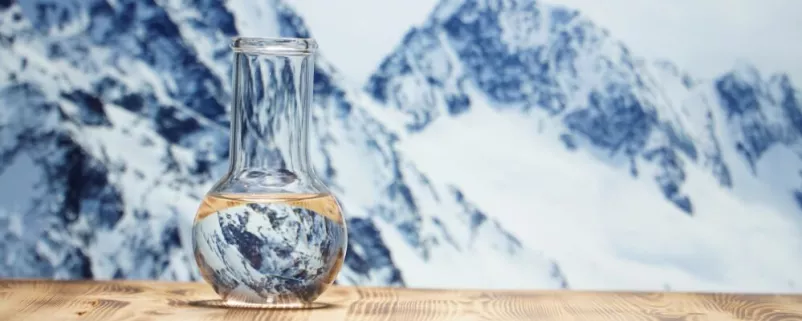 Trinkwasser vor einem verschneiten Berg