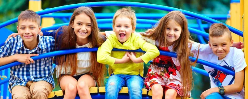 Schüler am Spielplatz