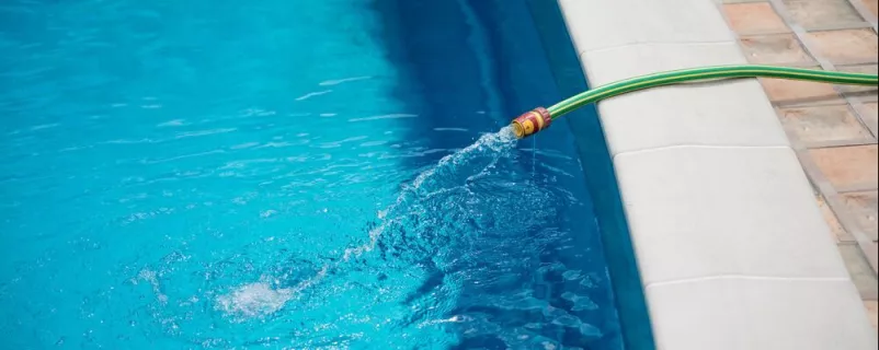 Swimmingpool wird mit Wasser befüllt