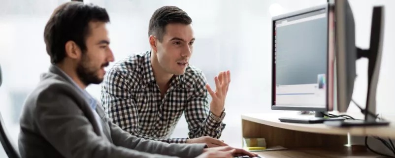 Männer arbeiten am Computer