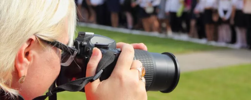 Frau fotografiert bei einer Veranstaltung | Tema Datenschutz