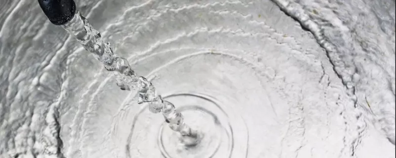 Wasser tropft aus einem Wasserhahn