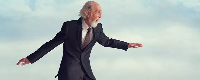 Senior am Skateboard