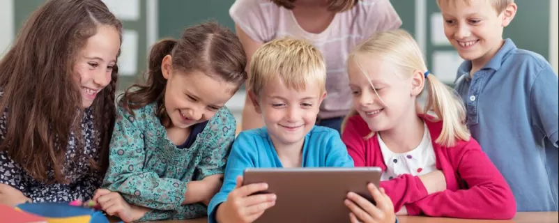Kinder mit Tablet