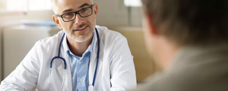 Praktischer Arzt mit Patienten