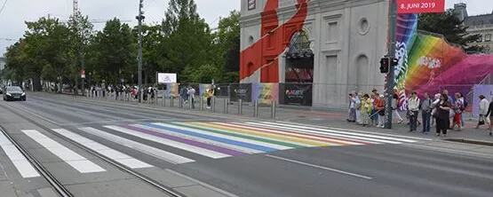 Regenbogen-Zebrastreifen auf der Ringstraße