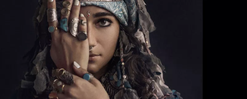 Roma mit einer Hand vor einem Auge