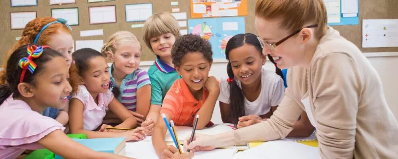 Lehrerin und Kinder bei der Nachmittagsbetreuung