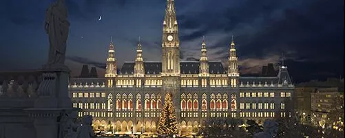 das Wiener Rathaus in Licht getaucht