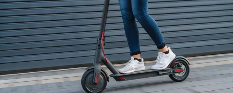 Frau auf einem elektisch betriebenen Roller