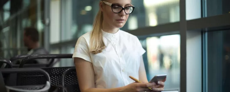 Frau mit Smartphone