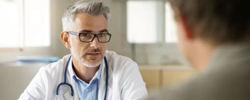 Arzt beim Gespräch mit einem Patienten