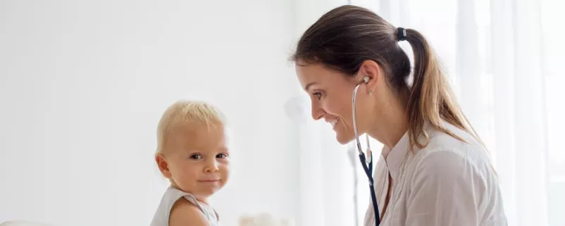 Kinderärztin untersucht einen Buben