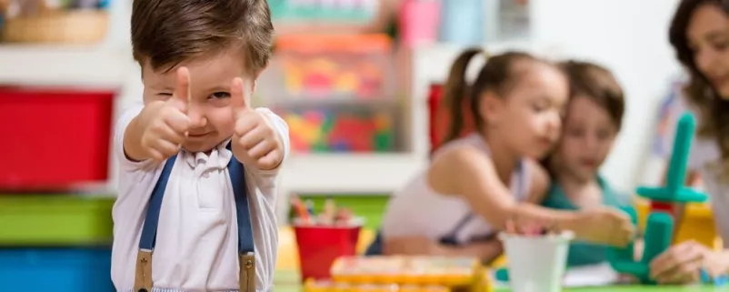 Kindergartenkind posiert
