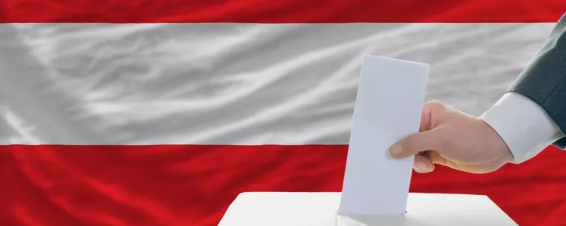 Wahlurne vor Österreichflagge