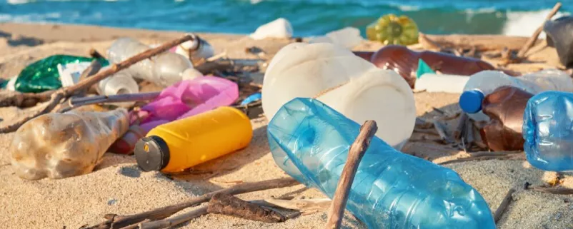 Plastikmüll an einem Strand
