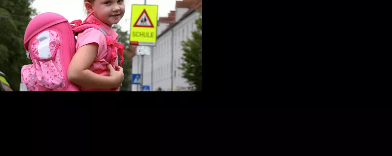 Mädchen am Schulweg
