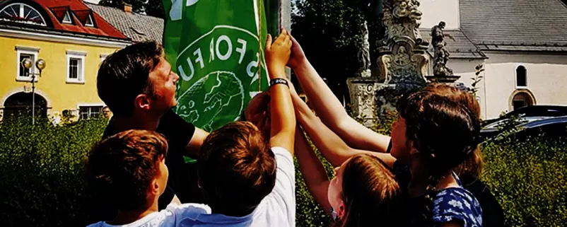 Der Traiskirchner Bürgermeister Andreas Babler hisste gemeinsam mit den Klima-Aktivisten von „Fridays for Future“ eine Flagge für den Klimaschutz