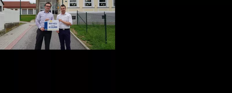 Wiesfleck vor der Volksschule