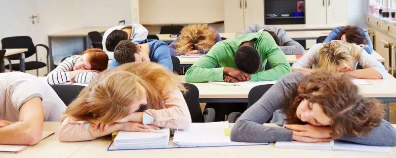 Schüler schlafen in der Klasse