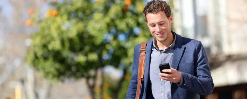 Mann mit Handy