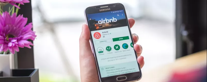 Airbnb-Homepage am Smartphone