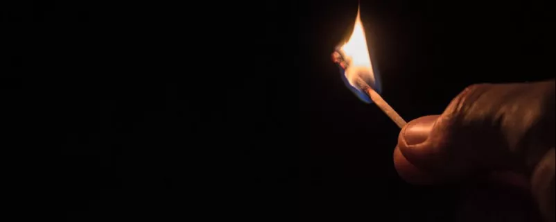 Entzünden einer Kerze bei einem Stromausfall