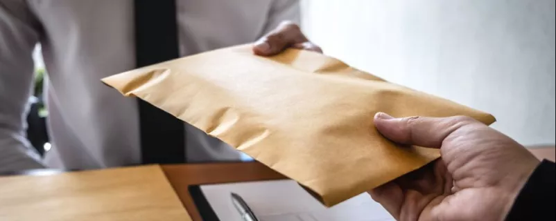 Übergabe eines Kuverts mit Bestechungsgeld | Achtung Amtsmissbrauch