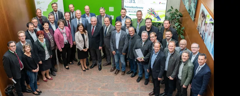 Bürgermeisterinnen und Bürgermeister der Gemeinden des Bezirks Weiz mit Landeshauptmann Hermann Schützenhöfer und Landesrätin Doris Kampus.