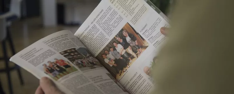 Blättern in der Gemeindezeitung