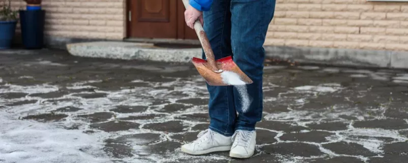 Salz streuen vor privatem Haus