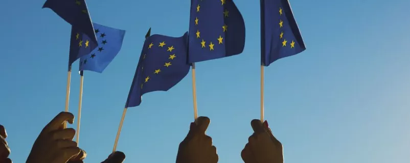 EU-Flagge in der Luft