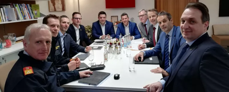 Runder Tisch mit Landesrat Daniel Fellner, Versicherern, Feuerwehrvertretern und Gemeindebund-Landesgeschäftsführer Peter Heymich.