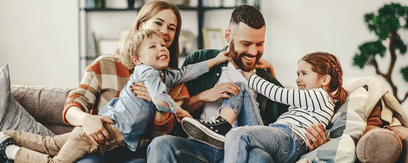 Familie am Sofa