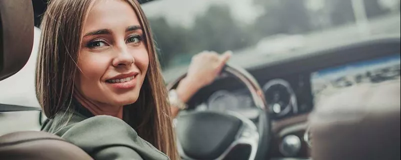 Frau in einem Auto