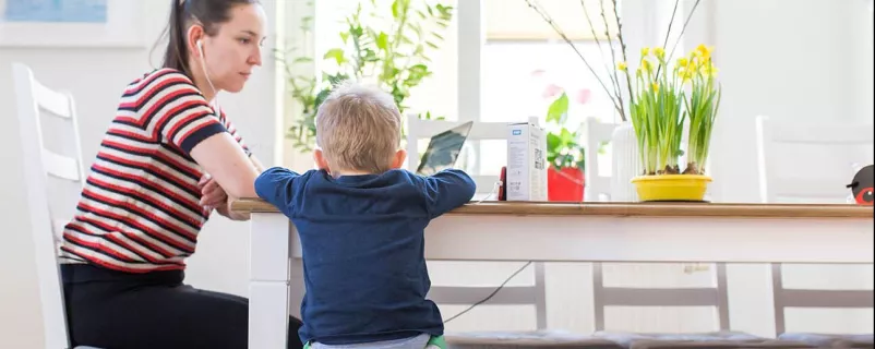  Mutter passt auf Sohn auf und arbeitet im Home-Office 