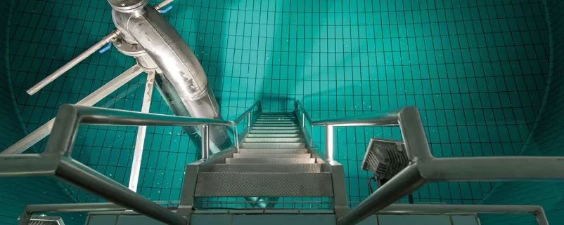 Hochbehälter mit Wasserzulauf und Treppe in den Wasserspeicher