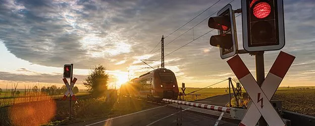 Zug an einem Bahnübergang
