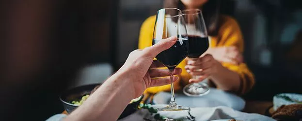 Paar beim Weintrinken
