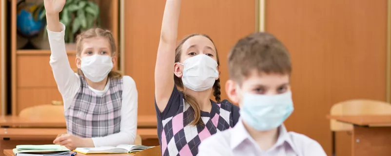 Schüler mit Mundschutz