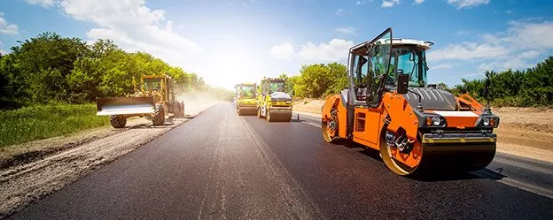 Baumaschinen beim Straßenbau