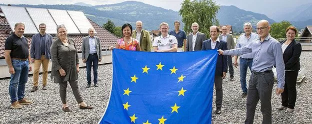 Menschen mit Europa-Flagge