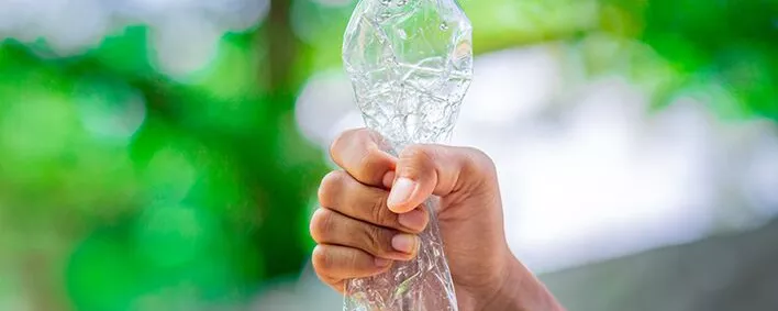 zerdrücket Plastikflasche